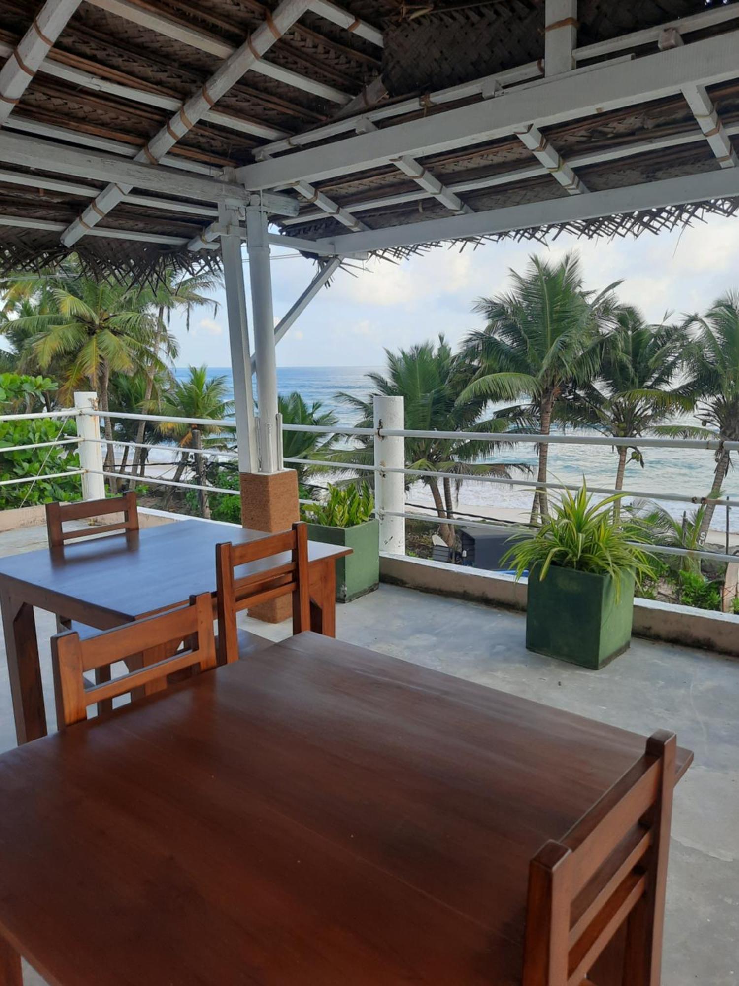 White Surfing Beach Resort Unawatuna Exterior foto