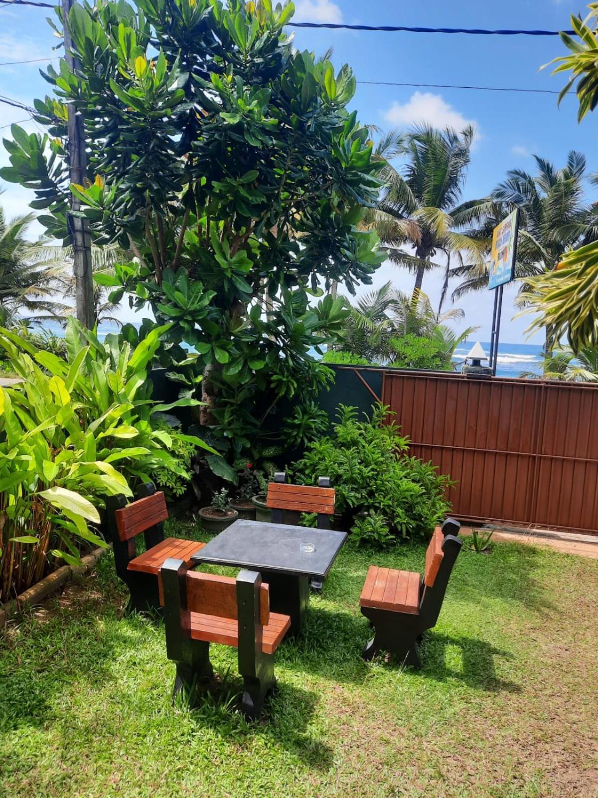 White Surfing Beach Resort Unawatuna Exterior foto