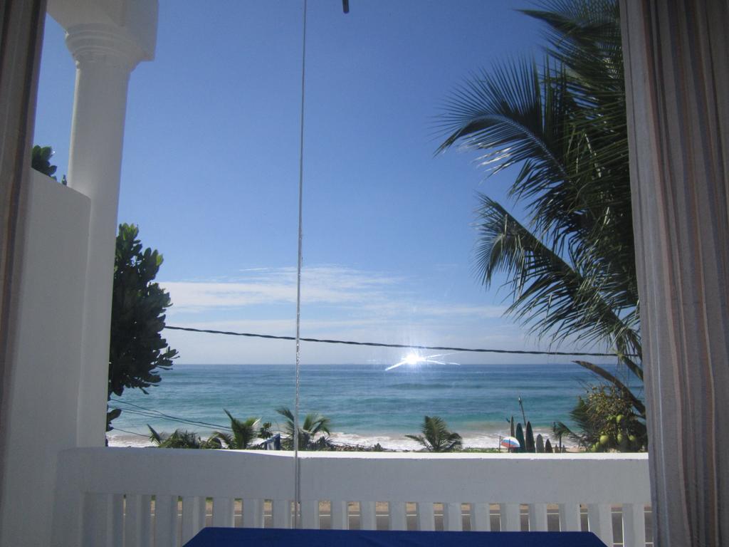 White Surfing Beach Resort Unawatuna Zimmer foto